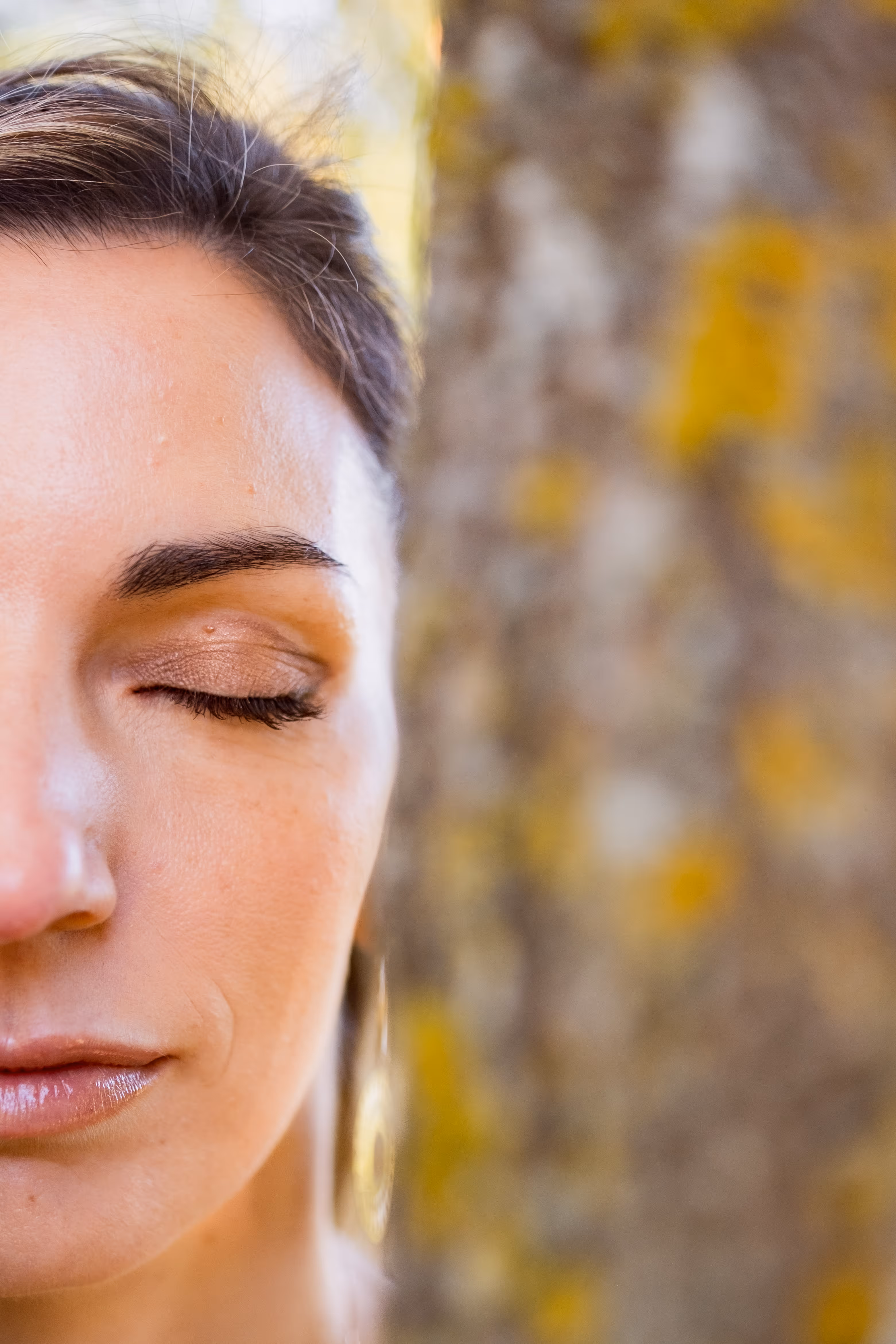 Portrait de Mélissa Vidal, psychologue, les yeux fermés, évoquant la concentration de l'EMDR et le calme de la méditation de pleine conscience.